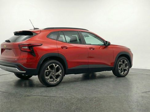 Used 2025 Chevrolet Trax LT FWD image 9