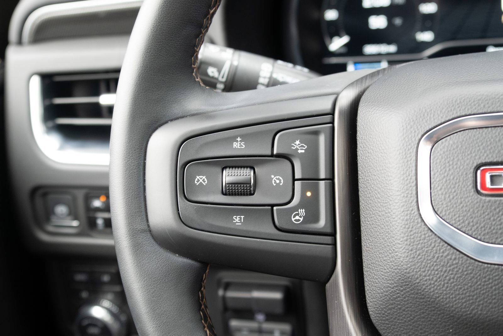 Used 2023 GMC Yukon AT4 w/ AT4 Premium Plus Package AWD/4WD image 7