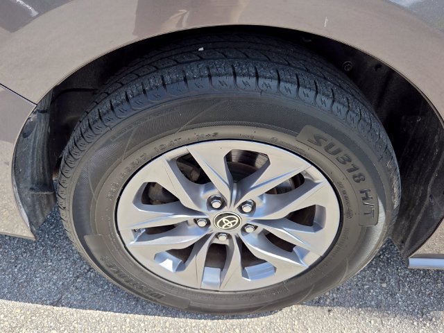 Used 2023 Toyota Sienna XLE FWD image 19