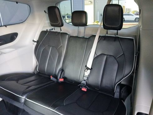 Used 2023 Chrysler Pacifica Limited w/ Uconnect Theater Family Group AWD/4WD image 5
