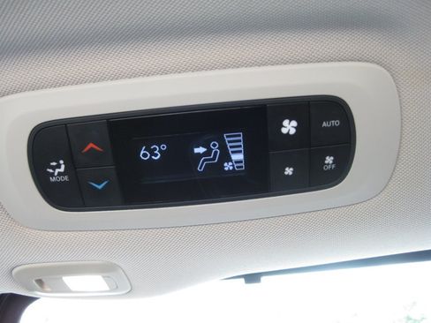 Used 2018 Chrysler Pacifica Limited FWD image 21