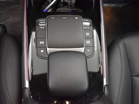 Used 2022 Mercedes-Benz GLB 250 4MATIC image 9