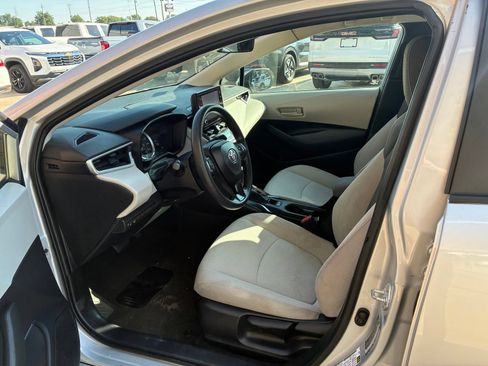 Used 2022 Toyota Corolla LE FWD image 2