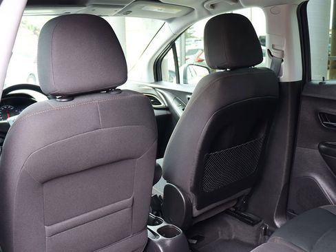 Used 2020 Chevrolet Trax LS FWD image 31