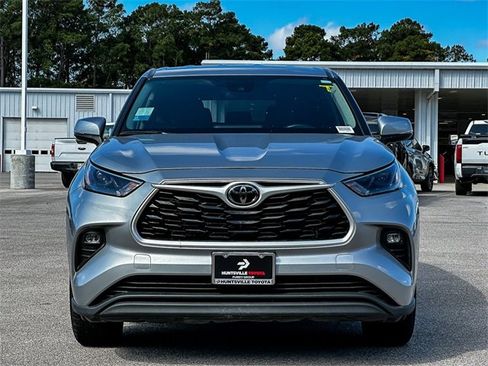 Used 2024 Toyota Highlander LE image 3