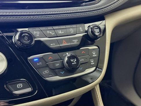 Used 2024 Chrysler Pacifica Limited AWD/4WD image 16