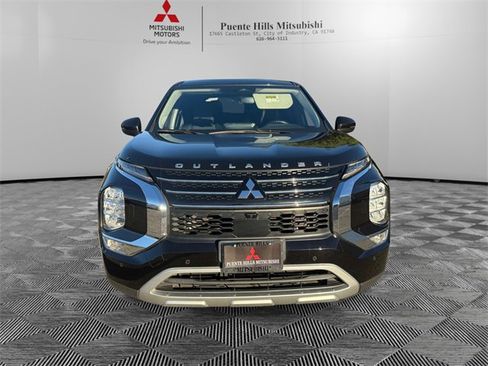 Used 2022 Mitsubishi Outlander SE image 2