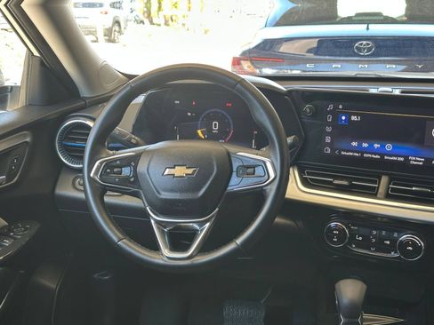 Used 2025 Chevrolet Trax LT w/ LT Convenience Package FWD image 33