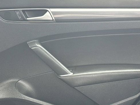 Used 2016 Volkswagen Passat 1.8T R-Line w/ R-Line Lighting Package image 14