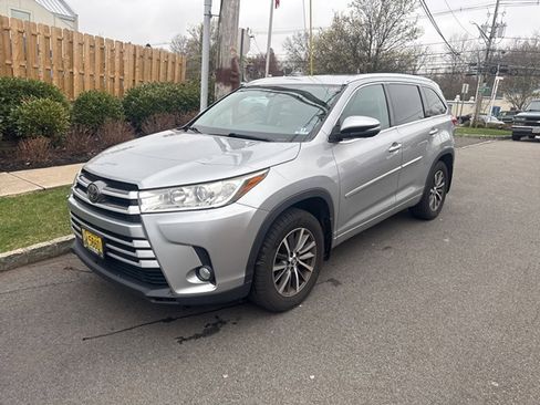 Used 2017 Toyota Highlander XLE w/ Protection Package #3 image 2