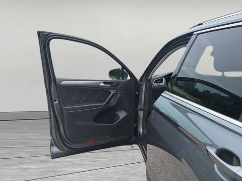 Used 2023 Volkswagen Tiguan SE AWD/4WD image 14