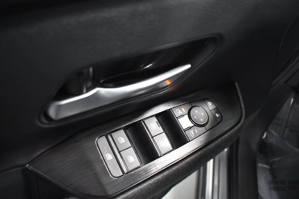 Used 2025 Nissan Kicks SV AWD/4WD image 16