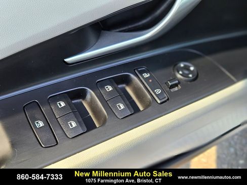 Used 2024 Hyundai Elantra Limited image 17