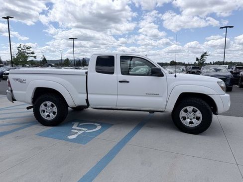 Used 2011 Toyota Tacoma 4x4 Access Cab V6 w/ TRD Off-Road Pkg image 5
