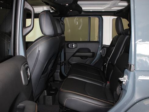 Used 2025 Jeep Wrangler Unlimited Sahara AWD/4WD image 5
