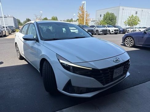Used 2022 Hyundai Elantra Limited w/ Preferred Accessory Package FWD image 2