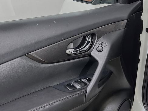 Used 2019 Nissan Rogue S w/ Special Edition Package FWD image 17