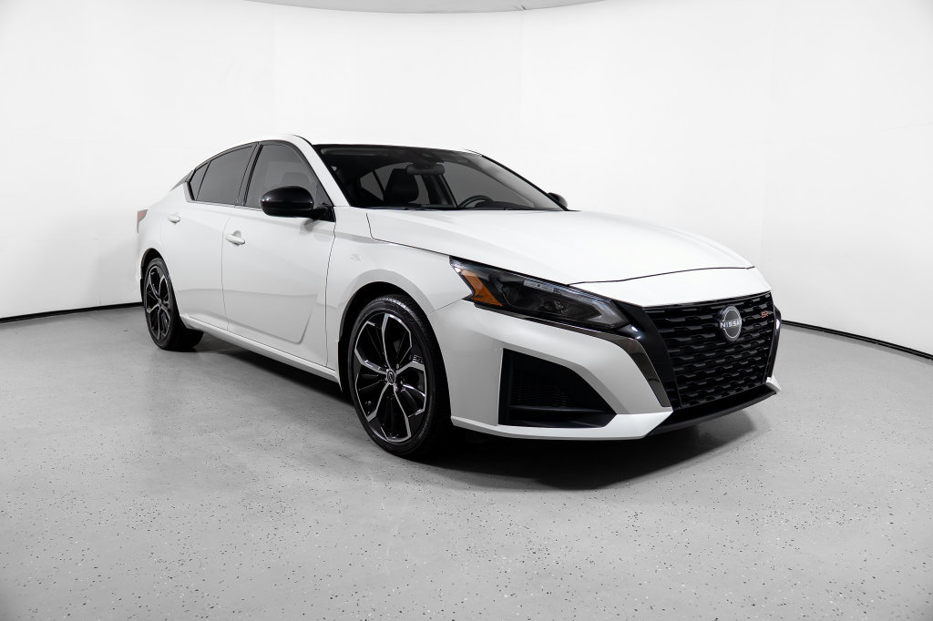 Used 2023 Nissan Altima 2.5 SR FWD image 2