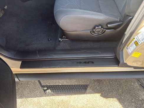 Used 2016 Toyota Tacoma TRD Sport image 16