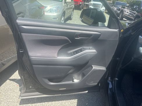 Used 2023 Toyota Highlander LE AWD/4WD image 18