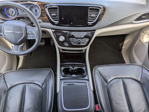 Used 2023 Chrysler Pacifica Limited image 11