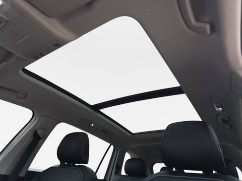Used 2024 Volkswagen Tiguan SE w/ Panoramic Sunroof Package FWD image 34