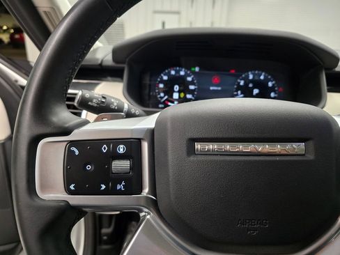 Used 2025 Land Rover Discovery S image 19