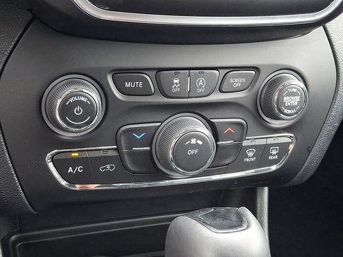 Used 2020 Jeep Cherokee Latitude Plus AWD/4WD image 15