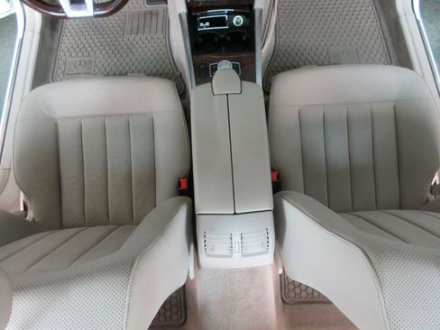 Used 2014 Mercedes-Benz E 550 4MATIC Sedan image 19