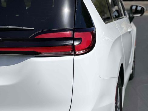 Used 2023 Chrysler Pacifica Touring-L image 57