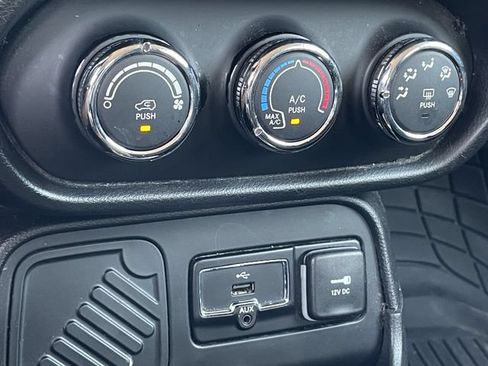 Used 2017 Jeep Renegade Latitude FWD image 20