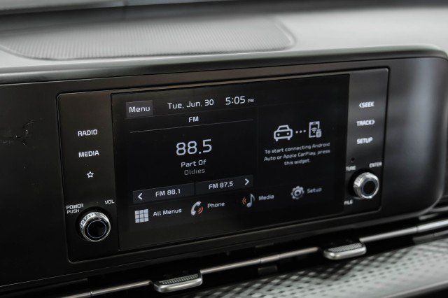 Used 2023 Kia Carnival LX FWD image 27