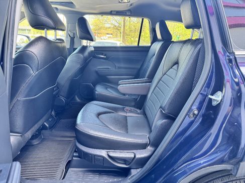 Used 2022 Toyota Highlander XLE AWD/4WD image 9