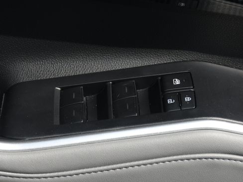 Used 2025 Toyota Highlander XLE AWD/4WD image 11