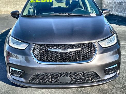 Used 2023 Chrysler Pacifica Touring-L FWD image 30
