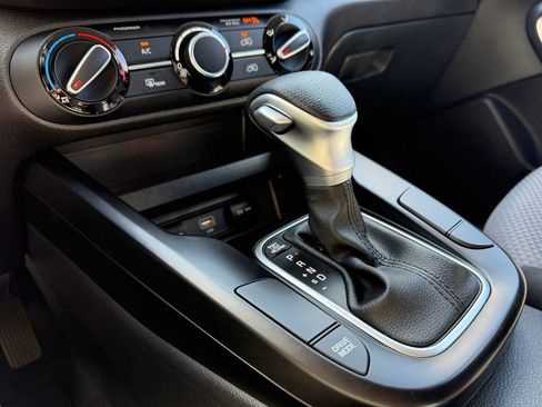 Used 2025 Kia Soul LX w/ LX Technology Package FWD image 22