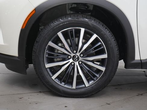 Used 2024 INFINITI QX60 Sensory image 32