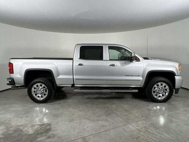 Used 2018 GMC Sierra 2500 Denali w/ Duramax Plus Package AWD/4WD image 9