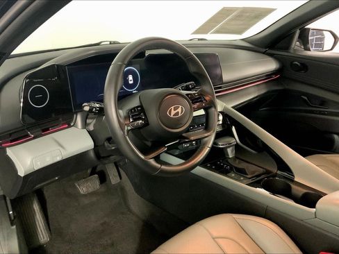 Used 2025 Hyundai Elantra Limited image 14