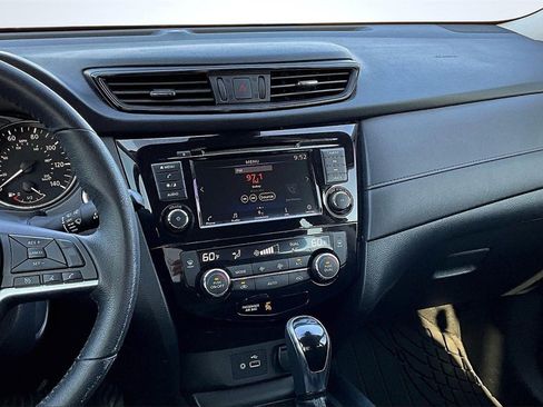 Used 2019 Nissan Rogue SV image 6