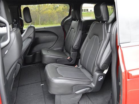 New 2026 Chrysler Pacifica Select image 24