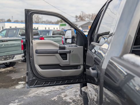 Used 2019 Ford F250 XLT w/ Snow Plow Prep Package image 27