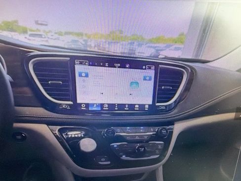 Used 2023 Chrysler Pacifica Limited FWD image 9