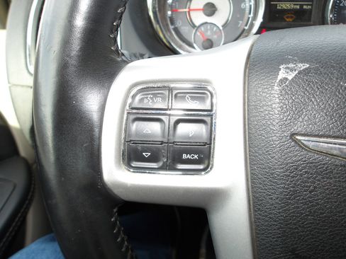 Used 2016 Chrysler Town & Country Touring image 16