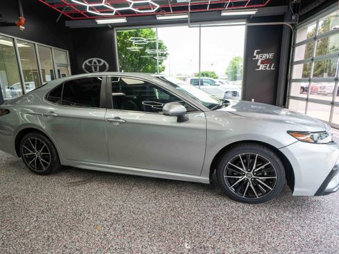 Used 2021 Toyota Camry SE FWD image 5