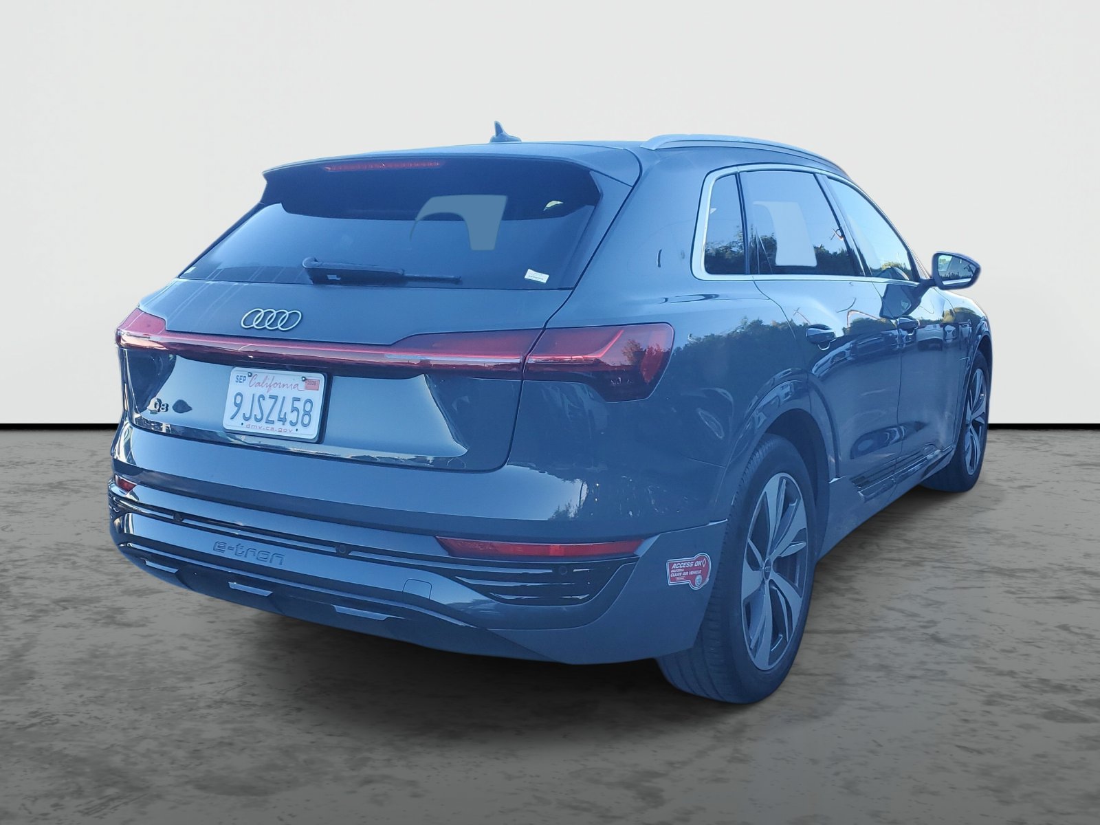 Used 2024 Audi Q8 e-tron Premium Plus AWD/4WD image 4