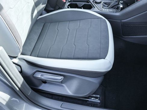 New 2025 Volkswagen Taos SE image 44