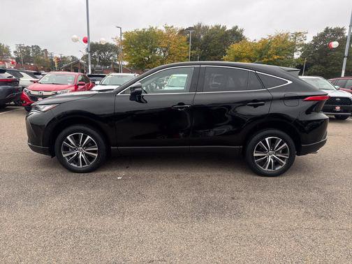 Used 2023 Toyota Venza LE AWD/4WD image 4
