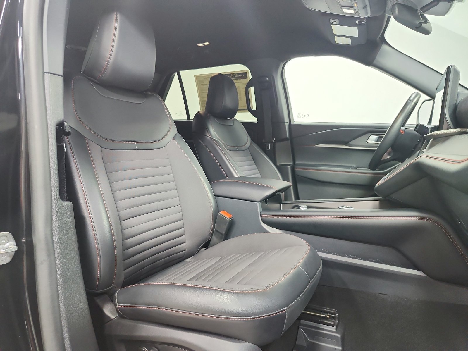Used 2025 Ford Explorer ST-Line w/ ST-Line Street Pack AWD/4WD image 37