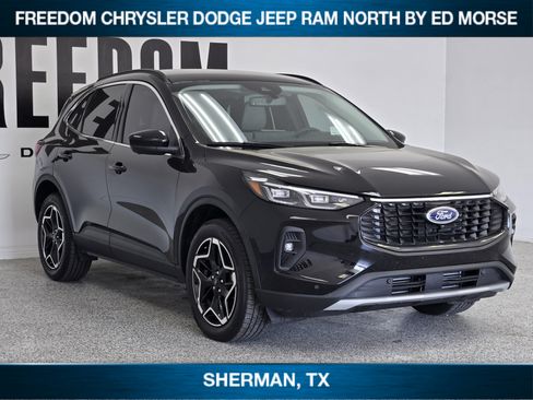 Used 2026 Ford Escape Platinum w/ Premium Technology Package AWD/4WD image 2